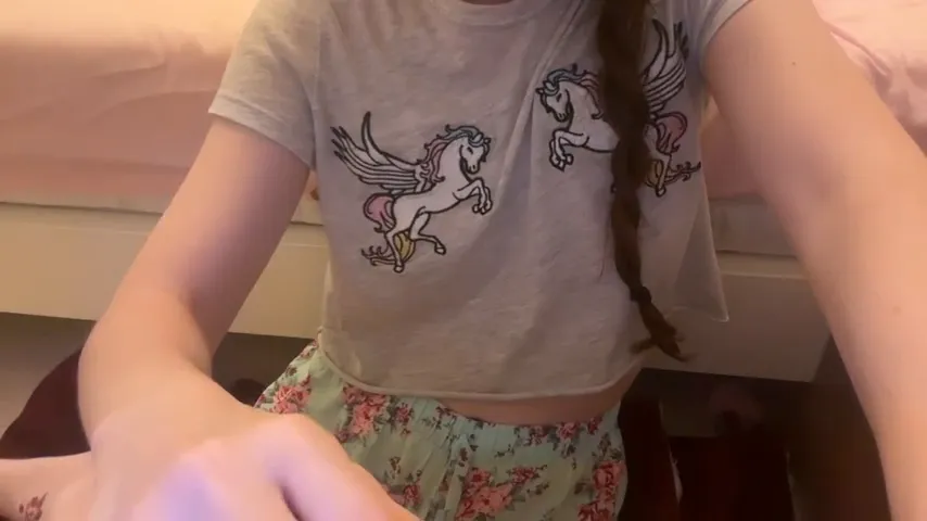 LittleLolita, live now on SugarCams