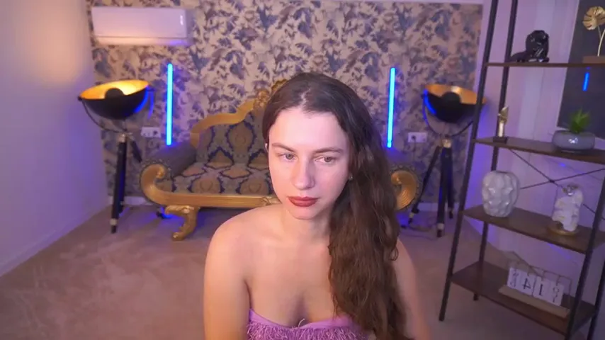 LittleJuli, live now on SugarCams