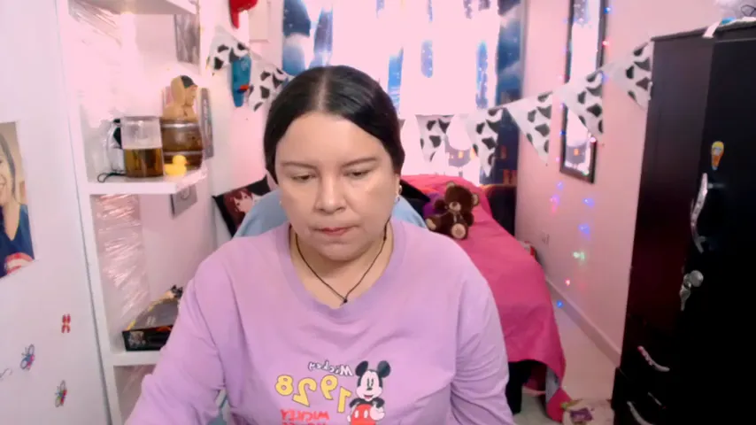 clarie_m, en directo ahora en Amateur.tv